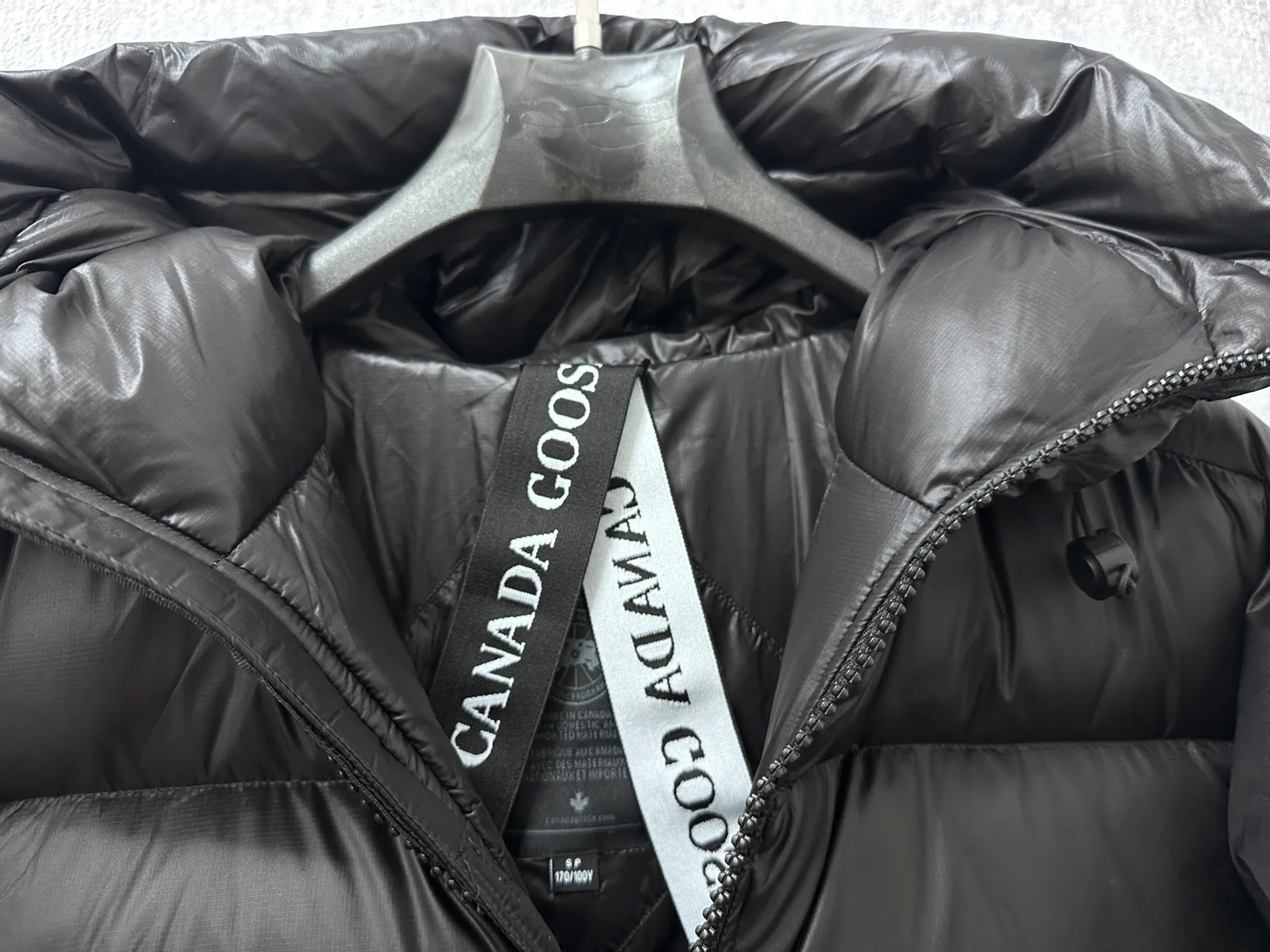 P780 [𝘾𝘼𝙉𝘼𝘿𝘼 𝙂𝙊𝙊𝙎𝙀] Canada Goose's limited new Crofton puff down jacket, top version, ceiling level Crofton soft loaf, 2024 latest style, cold protection effect up to level 4, using recycled Feather-Light tear-resistant fabric, ultra-light, no weight on the upper body at all! The unique black label highlights your temperament‼ ️ Canada Goose, a Canadian brand, has always been recognized as the warmest down jacket. Various Instagram celebrities, Internet celebrities, and celebrities often wear it for street photos. I make Canada Goose every year, but I still can't get rid of my love for it. No matter how cold the days are, there is no need to be afraid, because there is! Filled with 90% white duck down, it is the legendary warmest down jacket and is known as a must-have for Arctic outdoor sports! The most popular down jacket in the world, celebrities are rushing to buy it, it is a must-have!  Size: S~XXL